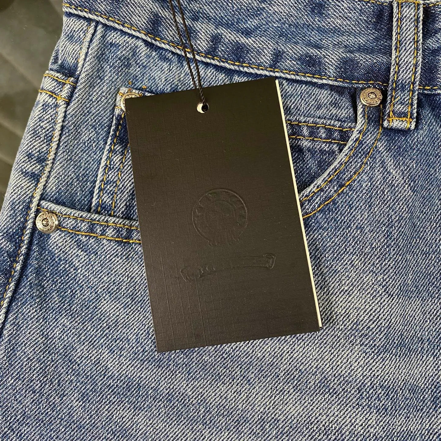 P220 chrome hearts 2025 new double blue cross patchwork leather jeans vi Top heavy industry fashionable design] Consistent high street luxury style creation. Speaking of this style, the Zangyin family and GU family are definitely the leading representative brands. Especially the Zangyin family has really achieved a state-of-the-art effect in creating high street style. The unique washed material is used to create this style. The color system is quite eye-catching. After it is decorated with patchwork cross flowers, it cleverly highlights the charm of the brand. Secondly, this style uses classic The classic high-waist cutting design highlights the long legs and fashionable temperament of the upper body. The brand is highly recognizable and the slim fit configuration is more suitable for daily wear. It is a product that interprets personality, fashion, and specifications at a glance. This single product is enough to make any fan excited. It can be a white T-shirt for youthful preppy style, or a tight suspender for lady style. It has strong matching ability and can be easily controlled by men.  [Materials and craftsmanship] Needless to say, this point goes without saying. As an excellent craftsman brand, Zangyin’s requirements for details and craftsmanship are really perfect. The washed color of this model has gone through so many processes, not to mention the embellishment of denim appliques. It is also purely hand-made and sewn. Just like what they believe in, only hand-made things have soul and have the meaning of wear. A top-notch heavy-duty fashionable denim item, I look forward to your perfect interpretation! !  Size:28-34